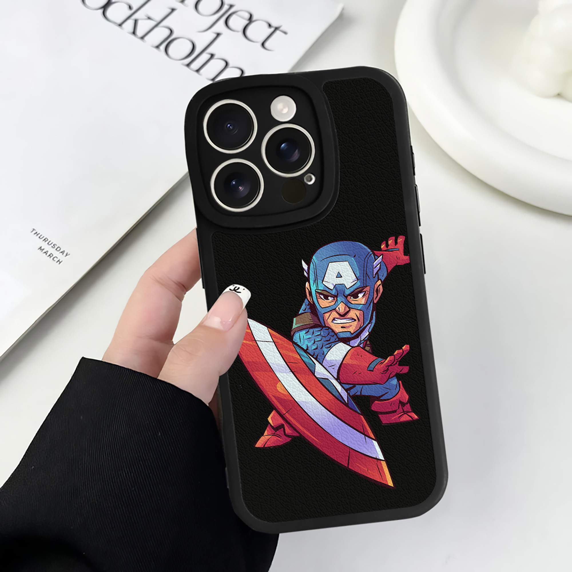 （画像用） アベンジャーズ The Avengers 【iPhone 16シリーズ対応】シリコンスマホケース（レザー調） 材質：シリコン